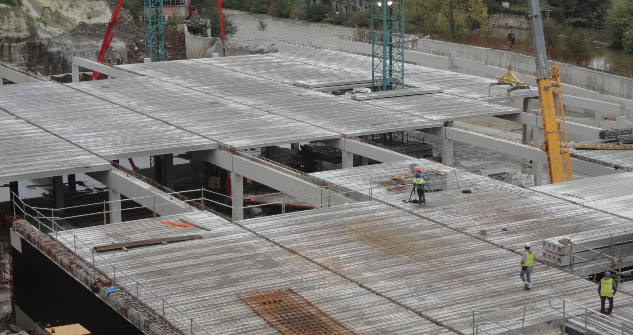 El sector del hormigón alerta del desabastecimiento y posible colapso de la construcción por la huelga de transporte